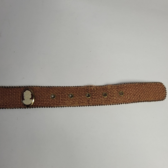 Vintage cameo set belt and earrings - Picture 7 of 16